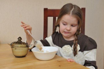 Якщо дитина відмовляється їсти: умовити або змусити?