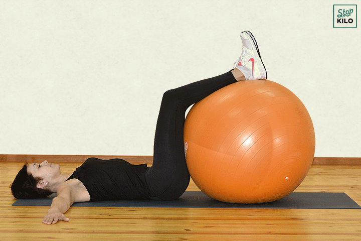 Які вправи на мячі допоможуть схуднути в області живота і боків?