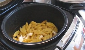 Тушкована картопля з куркою в мультиварці – рецепт