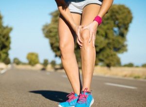 Болить коліно при згинанні і розгинанні: лікування, симптоми, відновлювальні заходи