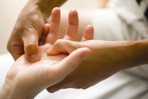 Болять суглоби на пальцях рук: чим лікувати і які причини