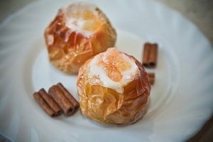 Печені яблука в духовці – покрокові рецепти з фото