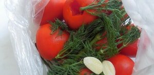 Рецепт малосольних помідорів швидкого приготування в пакеті