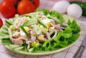 Дуже смачний салат з кальмарів з яйцем і огірком – рецепт