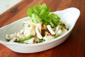 Дуже смачний салат з кальмарів з яйцем і огірком – рецепт