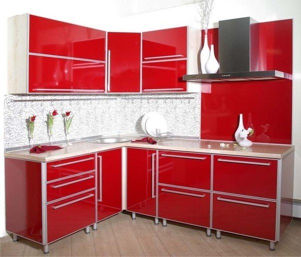 Червоно біла кутова кухня
