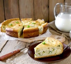 Швидкий пиріг з зеленою цибулею і яйцем на кефірі