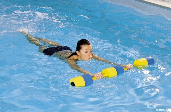 Як можна навчитися плавати в басейні?