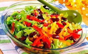 Простий салат з консервованою кукурудзою – покроковий рецепт