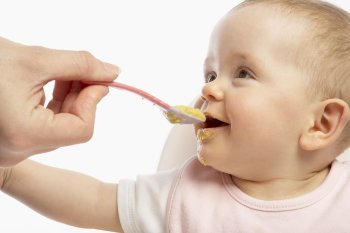 Правила прикорму в 4 місяці для малюка на штучному вигодовуванні