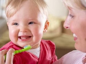 В якому порядку прорізуються зубки у малюків?