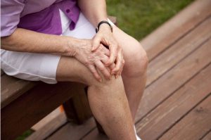 Болить коліно при згинанні і розгинанні: лікування, симптоми, відновлювальні заходи