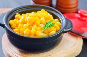 Простий салат з консервованою кукурудзою – покроковий рецепт