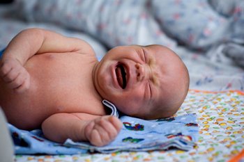 В якому віці проходять кишкові коліки у немовлят?
