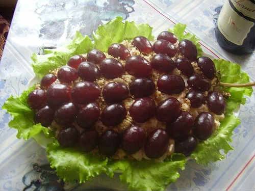 Салат з виноградом і куркою з горіхами, пекінською капустою, сиром, селерою