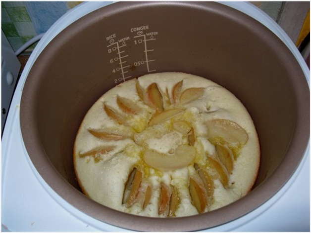 Шарлотка в мультиварці: рецепт з яблуками з покроковими фото