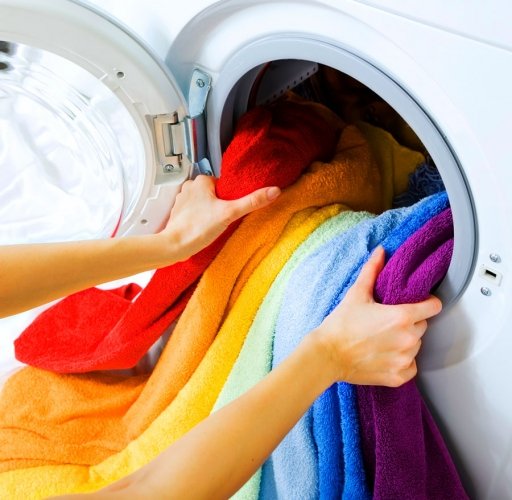 Як відбілити речі, пофарбовані при пранні?