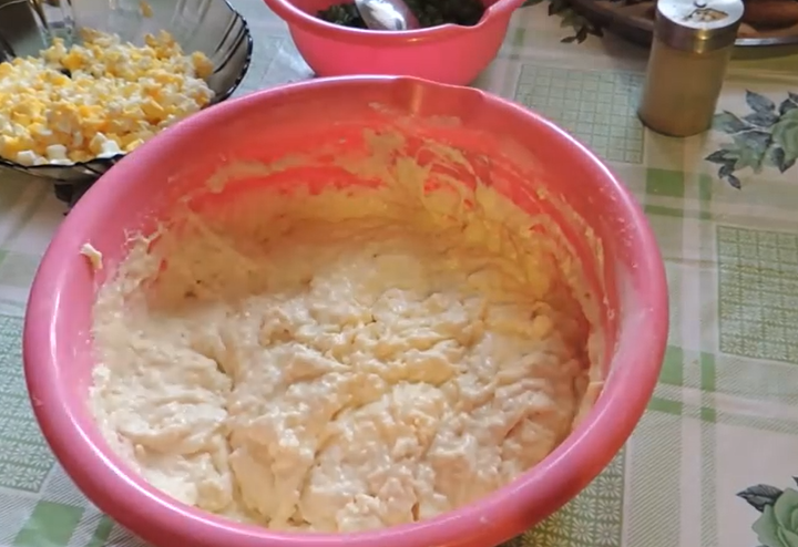 Пиріжки з яйцем і зеленою цибулею в духовці та смажені на сковороді