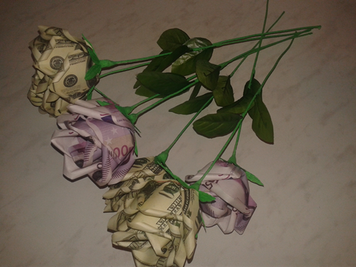 Троянди з грошових купюр