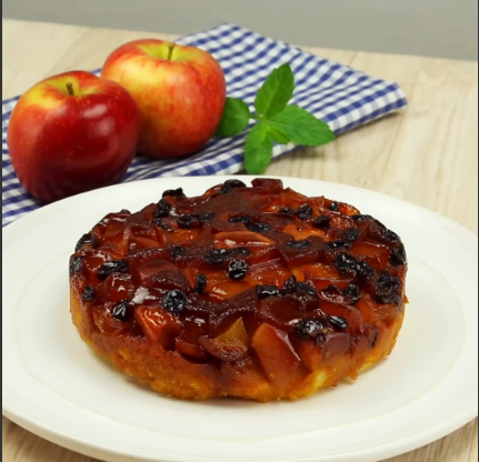 Яблучний пиріг перевертиш в сковороді. Здивуйте гостей!