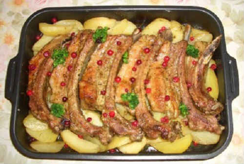 Свинячі реберця в духовці — рецепт в соєвому і медовому соусі, з картоплею, гірчицею