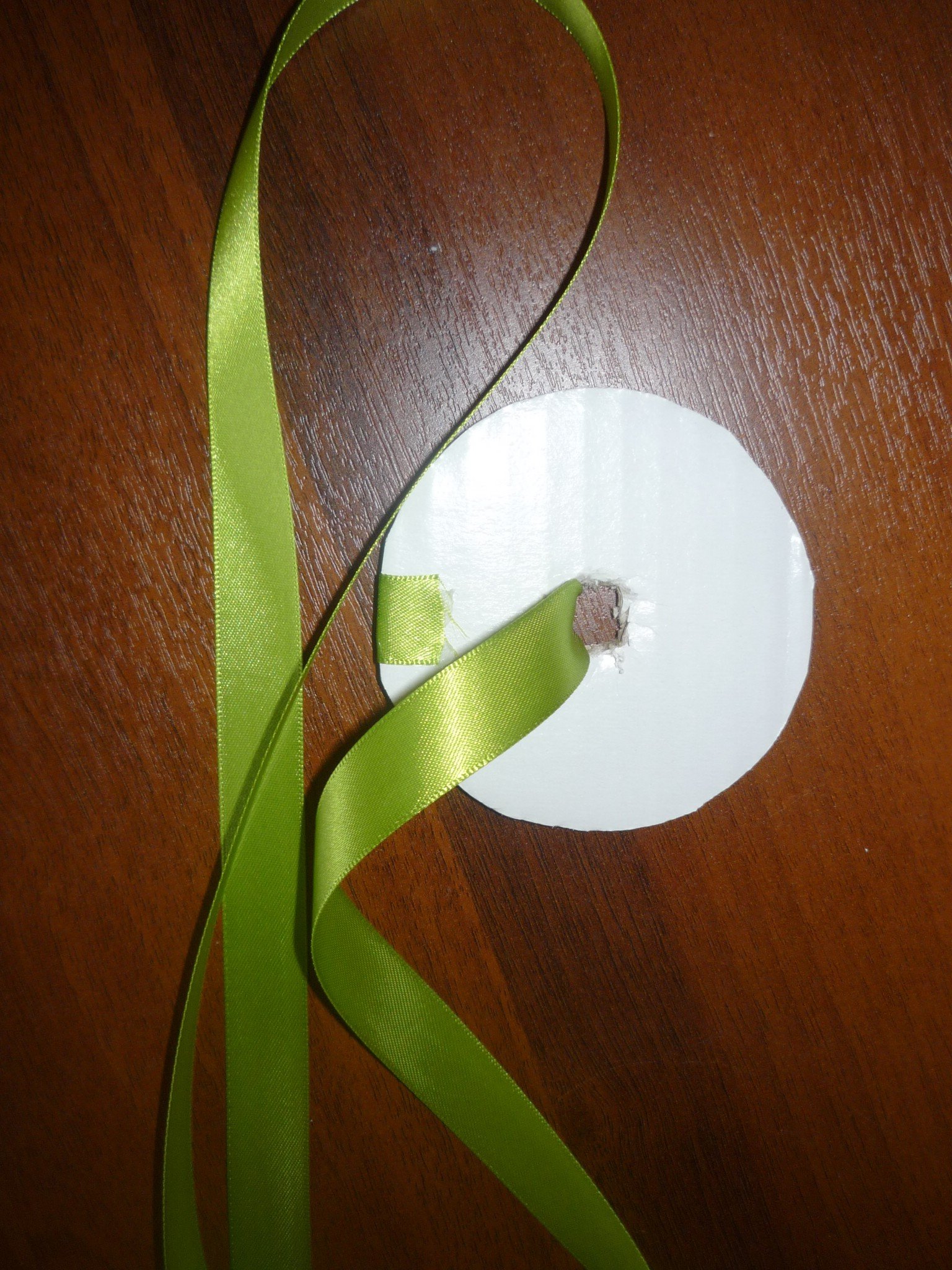 Топіарі — квітка з купюр з зеленими листочками