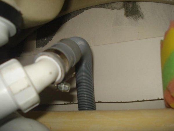Чи можна самому замінити зливний шланг в пральній машині?