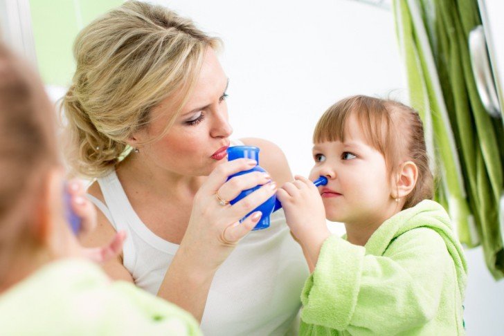 Як і чим правильно промивати ніс при нежиті і закладеності в домашніх умовах: засоби для дітей