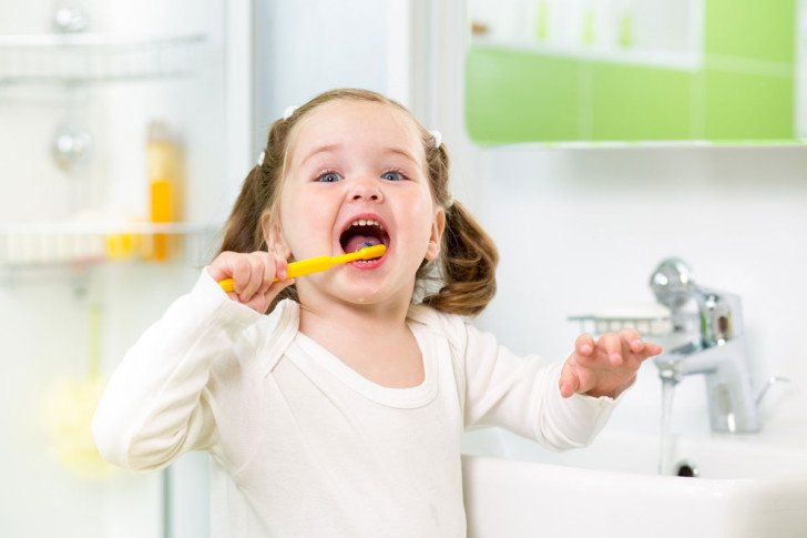 Терміни та схема заміни молочних зубів на постійні у дітей: які випадають першими, скільки триває прорізування?