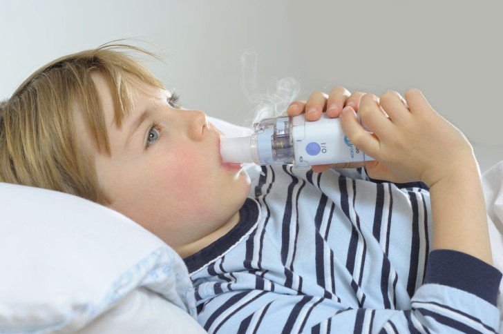 Що робити, якщо у дитини сухий кашель по ночах: причини, полегшення стану та способи лікування