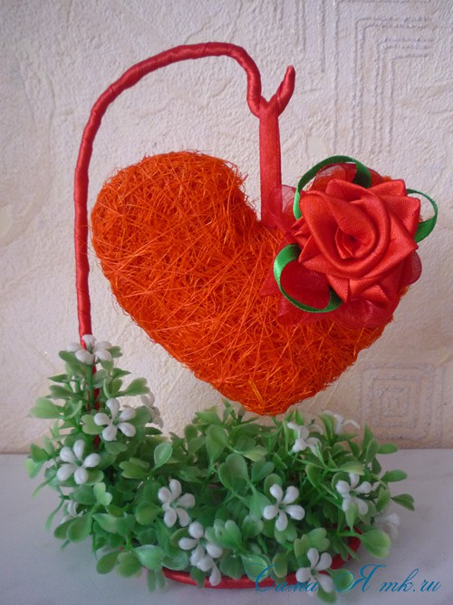 Сердечки та квіти з волокна сизалю та дроту
