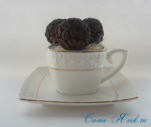 Сувенір з кавових зерен: чашка з кавою кульками