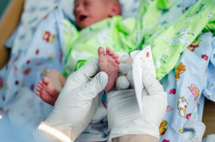 Проведення неонатального скринінгу новонароджених у пологовому будинку на спадкові захворювання: аналіз крові з пятки