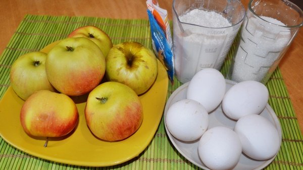Бісквітний рулет з яблуками | Смачні рецепти