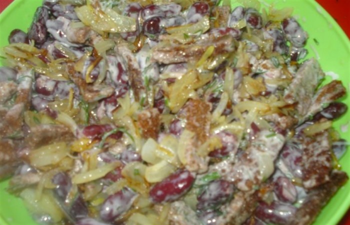 Салат з квасолі з сухариками (кириешек). Дуже смачні рецепти з ковбасою і ще 7 салатів