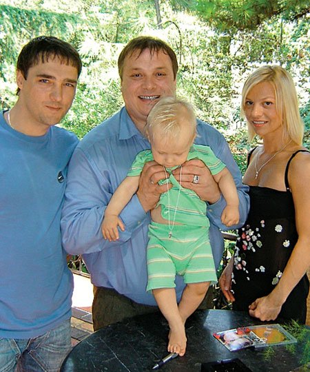 Юрій Шатунів вперше зважився показати всім свою законну дружину і двох чарівних дітей