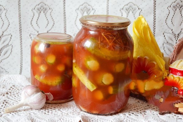 Огірки в томатній заливці, з помідорами і з кетчупом. 3 рецепта — пальчики оближеш!