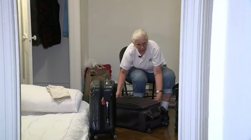 Бездомна жінка завжди тягала з собою три чемодани
