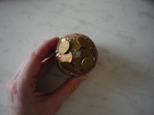 Декоративні яблучка з монет