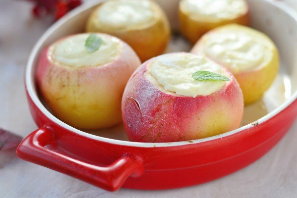 Самий популярний осінній десерт — Печені яблука з сиром