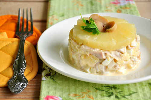 Салат з куркою, ананасами і грибами — рецепти шарами, з сиром, яйцями, горіхами