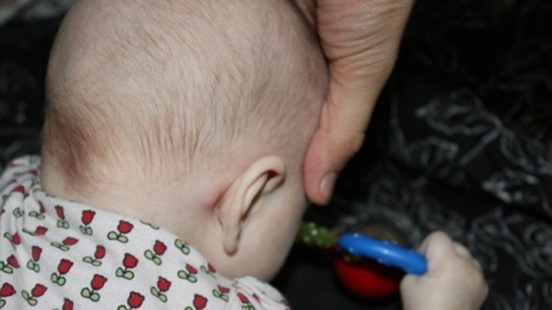 Що означає поява шишки за вухом на кістки у дитини: причини і лікування ущільнень