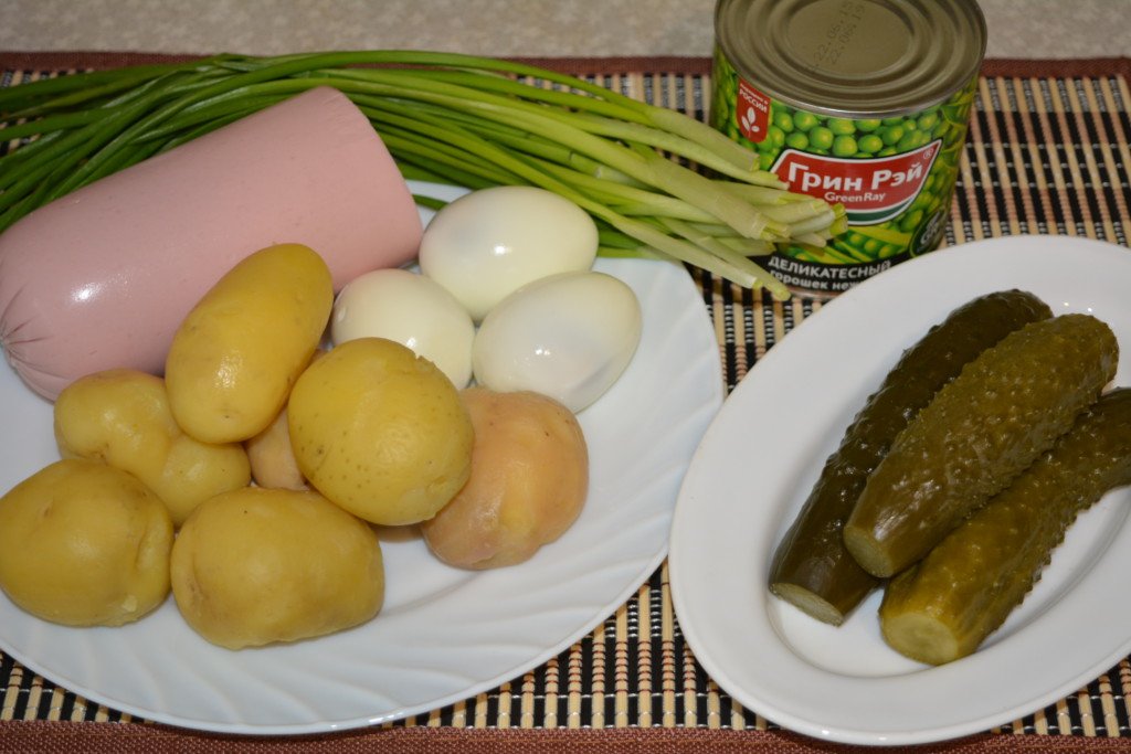 Салат Олівє з ковбасою і солоними огірками за класичним рецептом