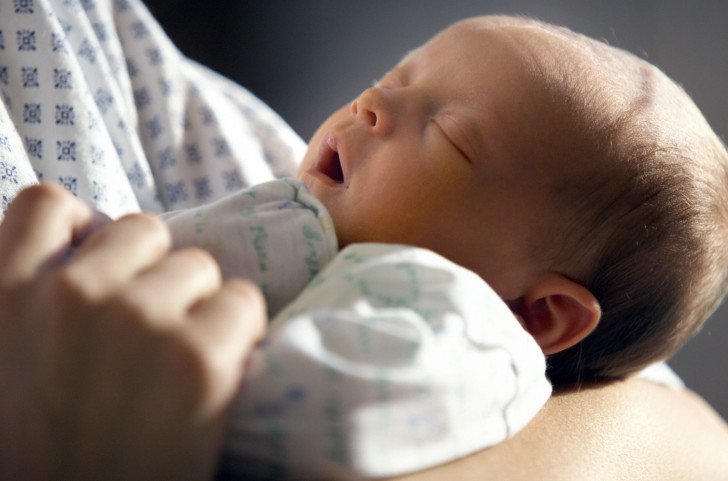 Чому у дитини буває кашель вранці або після сну: можливі причини і лікування