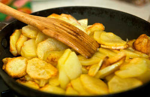 Картопля смажена на сковороді з хрусткою скоринкою, цибулею, мясом, грибами