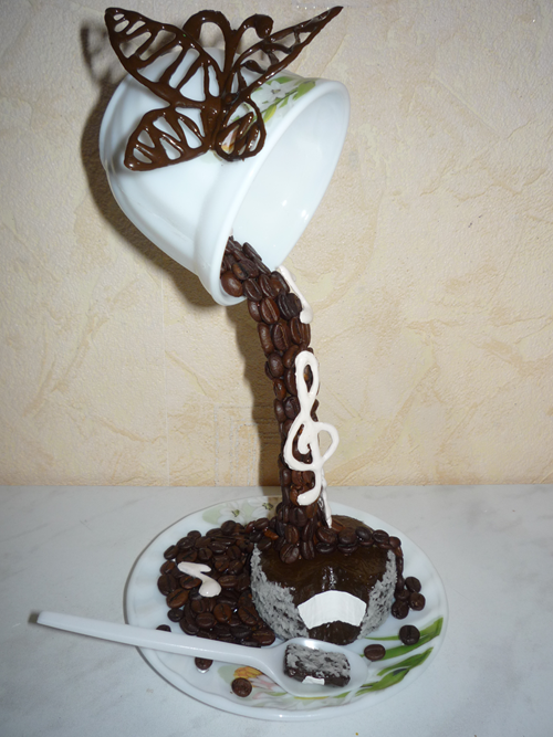 Ширяюча чашка проливашка з шматочком торта