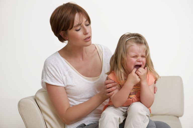 Що робити, якщо у дитини болить зуб — якими ліками і засобами можна знеболити в домашніх умовах?