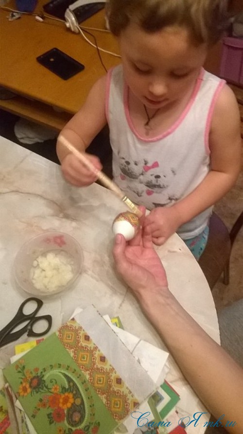 Готуємося до Великодня разом з дітьми: способи декорування пасхальних яєць своїми руками з підручних матеріалів