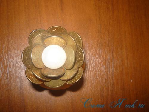 Золотий топіарі квітка з бутоном з монет