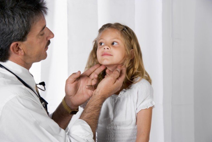 Що робити, якщо у дитини за вухом запалився і збільшився лімфовузол: причини і лікування лімфаденіту